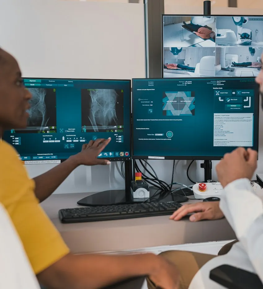 Equipo médico revisando imágenes en varios monitores