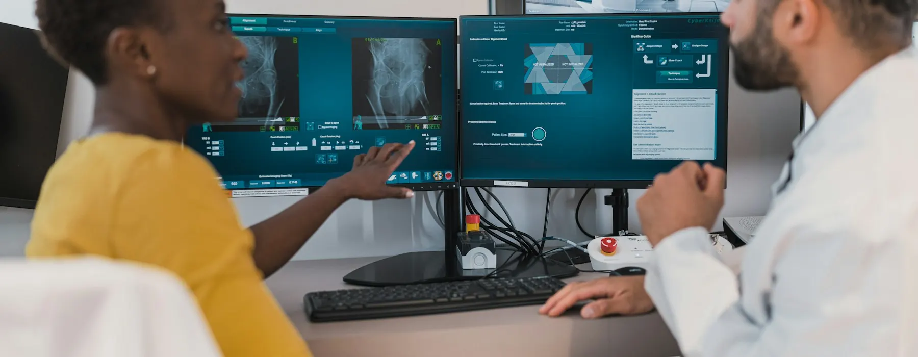 Equipo médico revisando imágenes en varios monitores